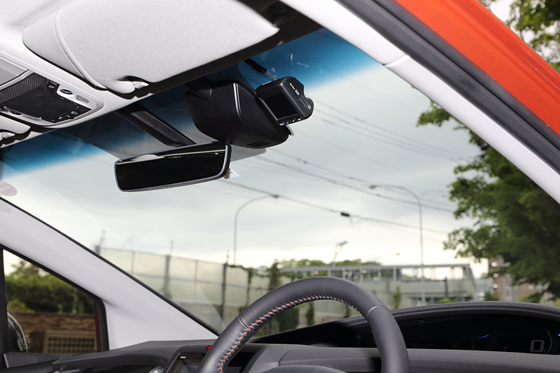 Honda SENSINGのカメラが運転席側にオフセットされ、視界がやや狭まってしまったのは残念。ドライブレコーダーも圧迫感を余計に与えている
