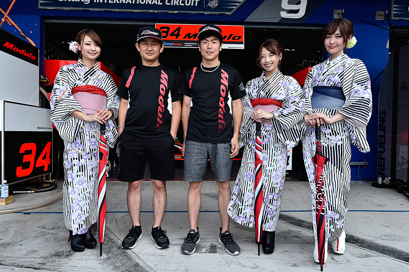 タイらしく涼しげな浴衣に身を包んだレースクィーンと34号車 Modulo KENWOOD NSX GT3のドライバー（道上龍選手/大津弘樹選手）