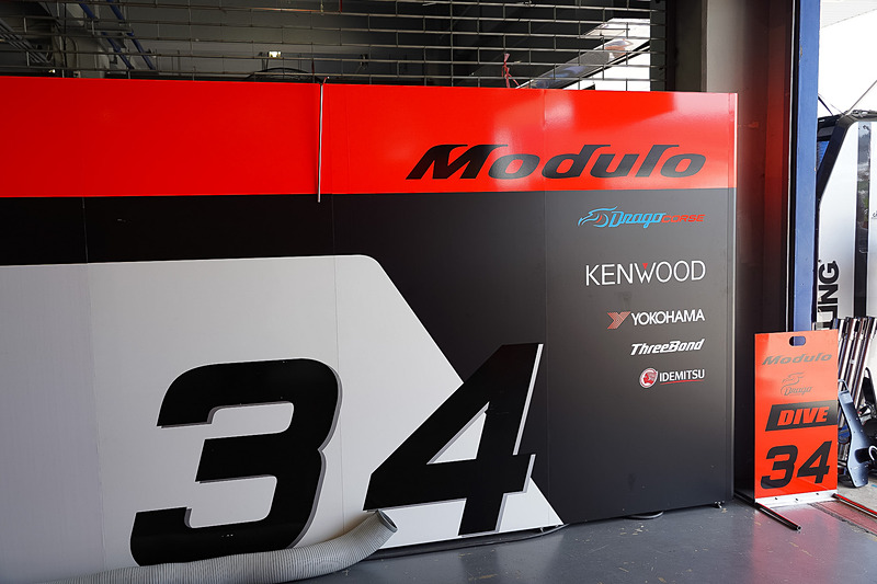 パーティションや給油装置などは日本で使っているモノが持ち込まれている。これらの装備品は車両と一緒に船便で送られている