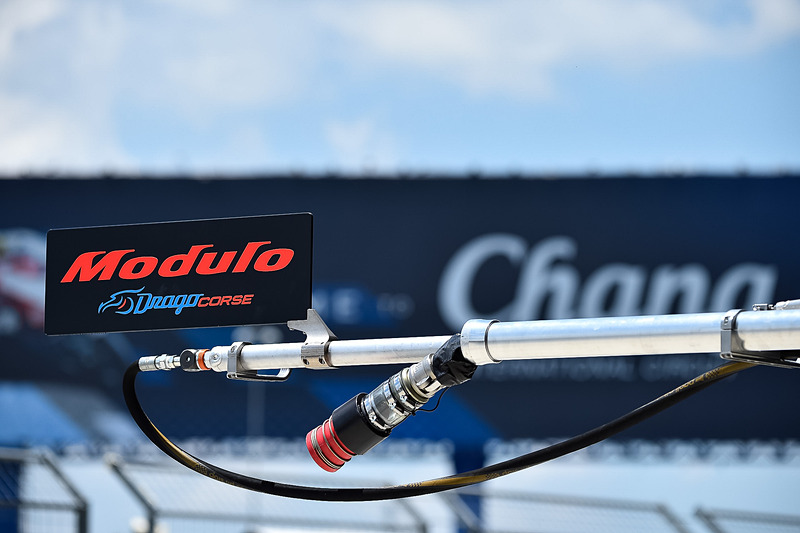 パーティションや給油装置などは日本で使っているモノが持ち込まれている。これらの装備品は車両と一緒に船便で送られている