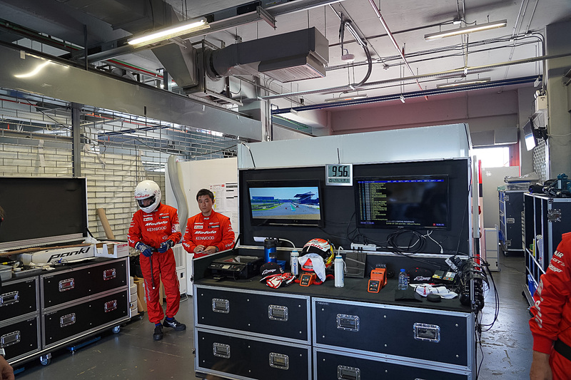 パーティションや給油装置などは日本で使っているモノが持ち込まれている。これらの装備品は車両と一緒に船便で送られている