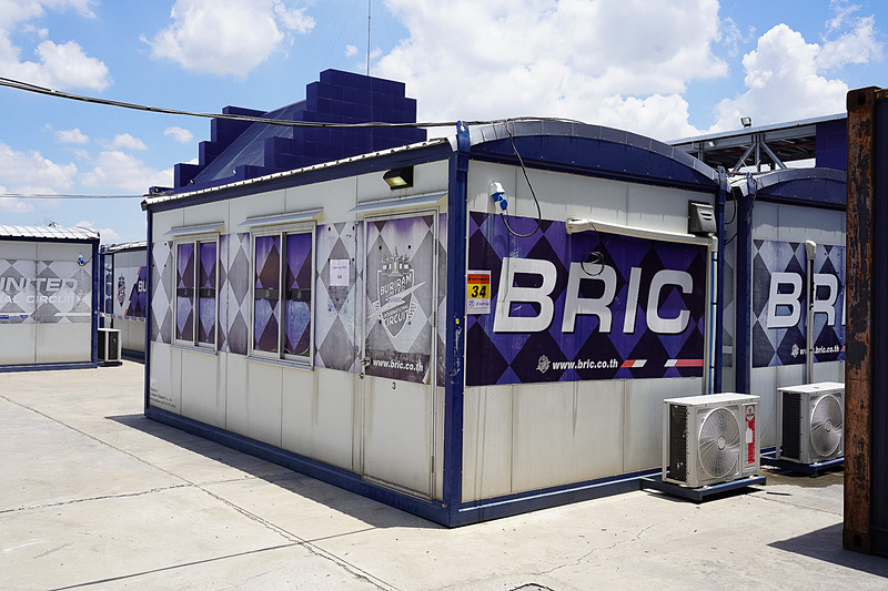 日本のレースではパドックにチームのモーターホームが止まっているが、フライアウェイのタイ戦では、チームのオフィスもサーキットが用意しているプレハブが使われる