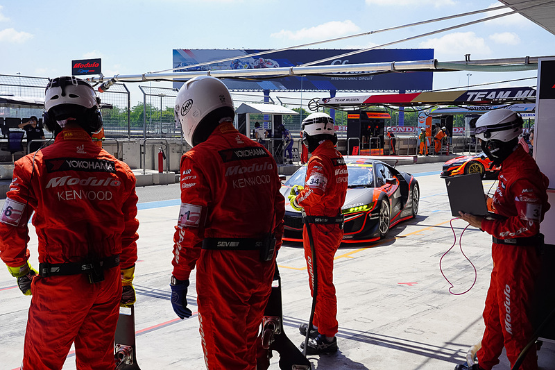 戻ってきたクルマはチームのピットボードを目印に止まる。ピットクルーは戻ってくるクルマのためにピットボードを出して待ち構えている