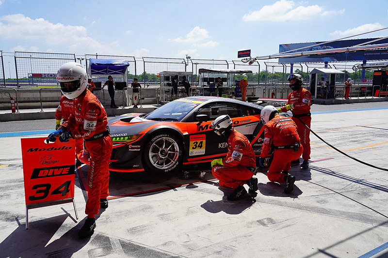 戻ってきたクルマはチームのピットボードを目印に止まる。ピットクルーは戻ってくるクルマのためにピットボードを出して待ち構えている