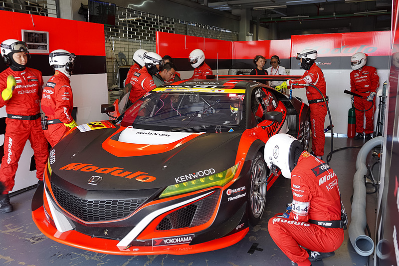 戻ってきたクルマからはデータが取り出され、監督やピットクルーがデータを確認する