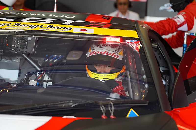 戻ってきたクルマからはデータが取り出され、監督やピットクルーがデータを確認する