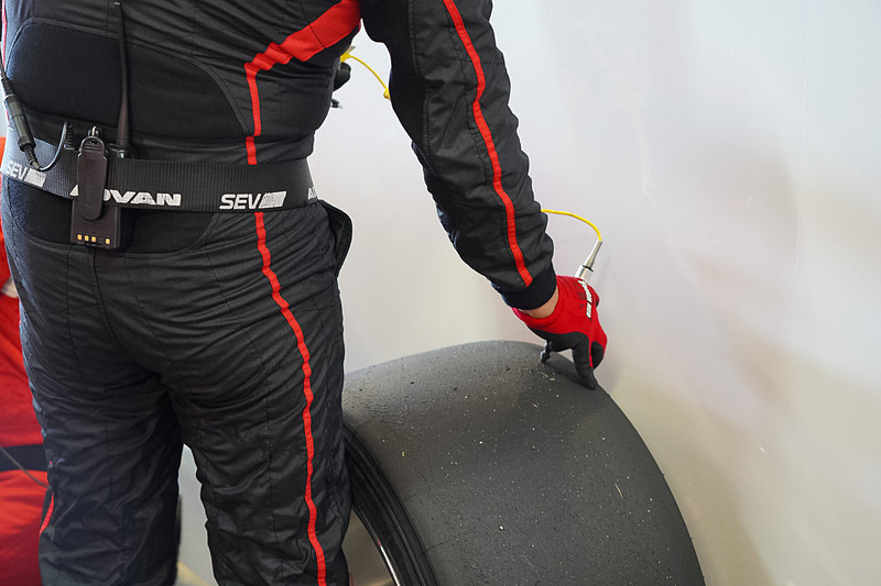 戻ってきたタイヤの温度を横浜ゴムのタイヤエンジニアが計測