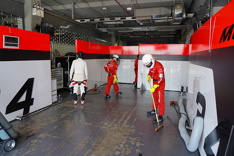 クルマがいない間もピットクルーは本当に忙しく走り回っている