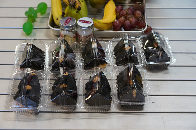 チーム・マネージャーが用意していたおにぎり、遠い異国の地でもパワーを出すにはやっぱり和食！