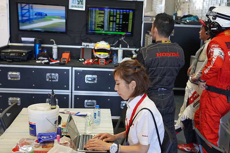 セッションの様子はチームのSNS（Twitter：@34ModuloDrago）を、Moduloスマイルの水村リアさんが更新。MCをはじめ、チームのドライバーが外国人の時は同時通訳までマルチにこなす