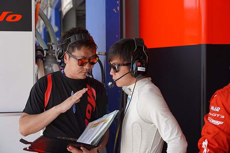 大津選手に指示を与えるチョン・ヨンフン監督