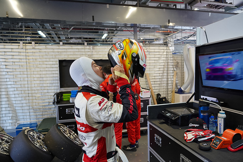 ヘルメットを被り戦いの準備をする大津選手