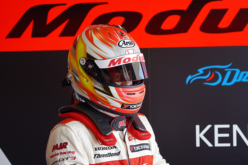 ヘルメットを被り戦いの準備をする大津選手