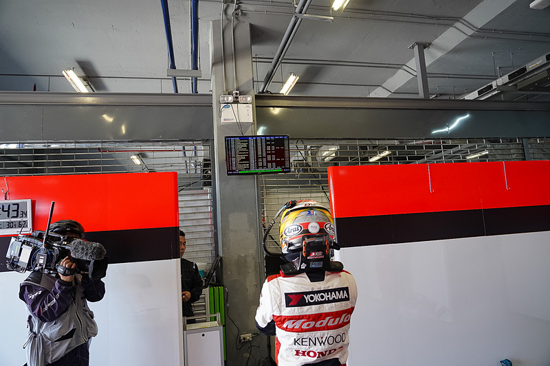 道上選手やライバルのタイムをモニターで確認