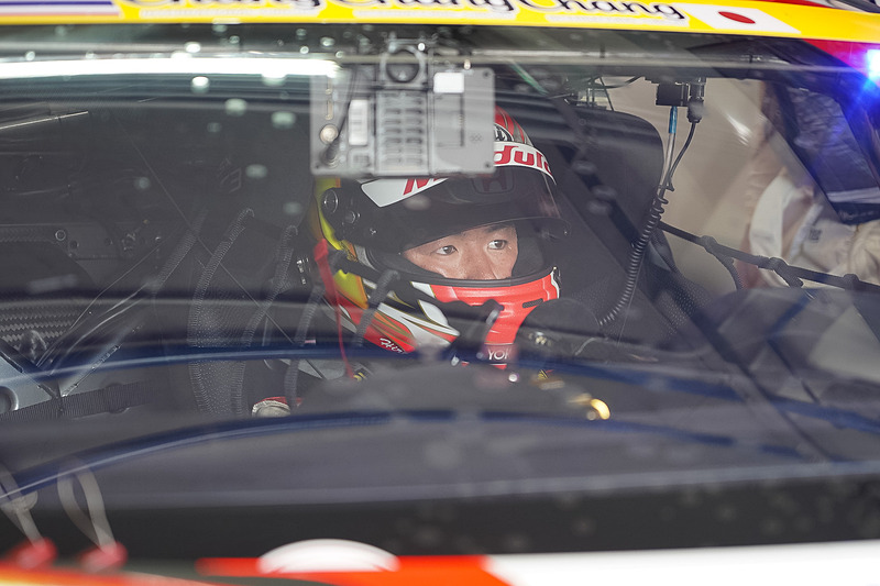 普段の好青年の目から、戦う男の目に