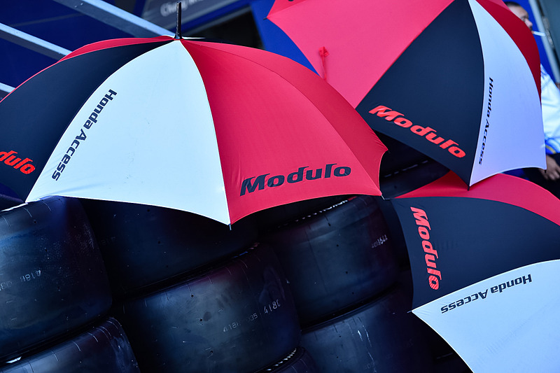 今回のレースでの鍵を握っているタイヤ。Moduloアンブレラで日光を避ける