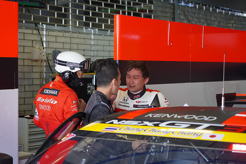 降りてきた道上選手、外から見ていても暑そうだ……