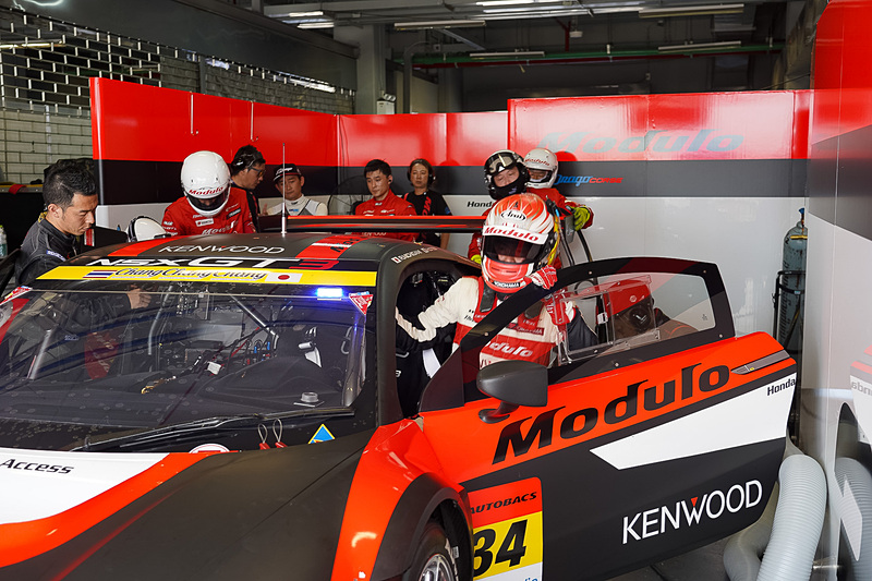 フリー走行終了後、降りてくる大津選手