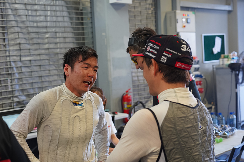 やはり大津選手も暑そうだ