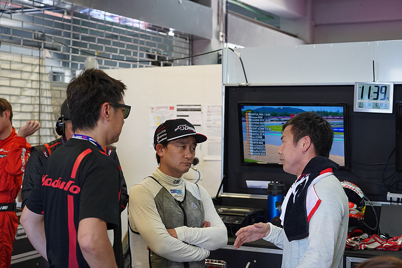 フリー走行終了後にクルマについて話し合う両ドライバーとチョン監督