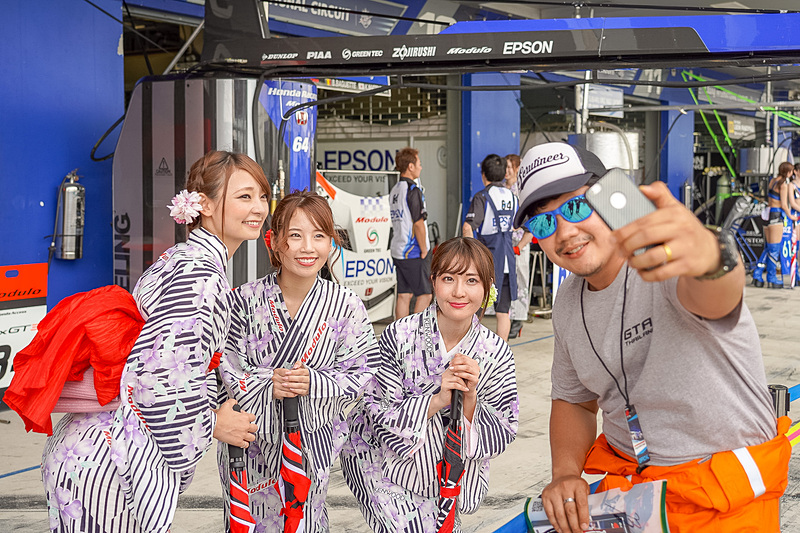 見ていると多かったのがセルフィー、確かにインスタ映えしそうではある…