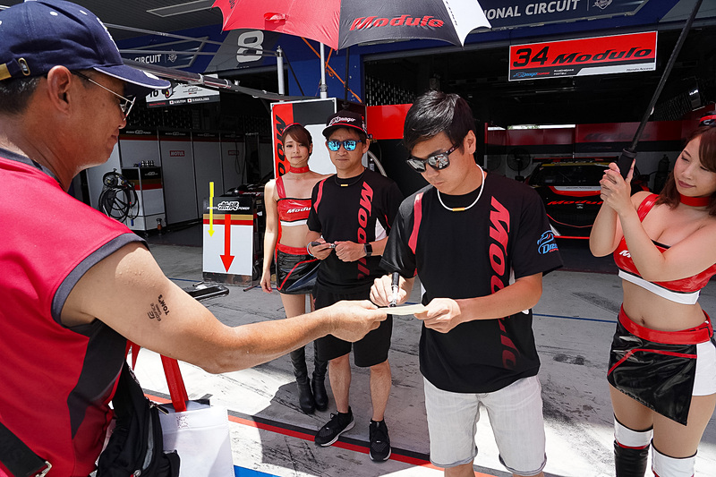 2人のドライバーもファンにサイン