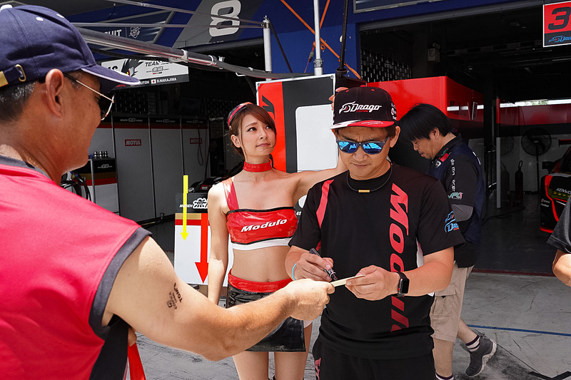 2人のドライバーもファンにサイン