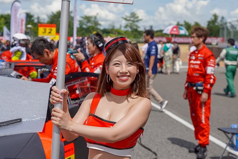 灼熱の中のレースクィーンというのもなかなか大変な仕事だ