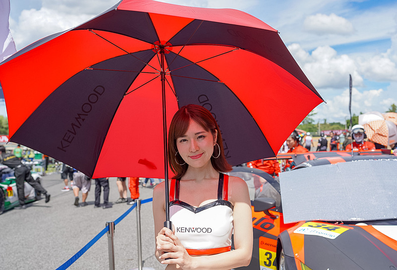 灼熱の中のレースクィーンというのもなかなか大変な仕事だ