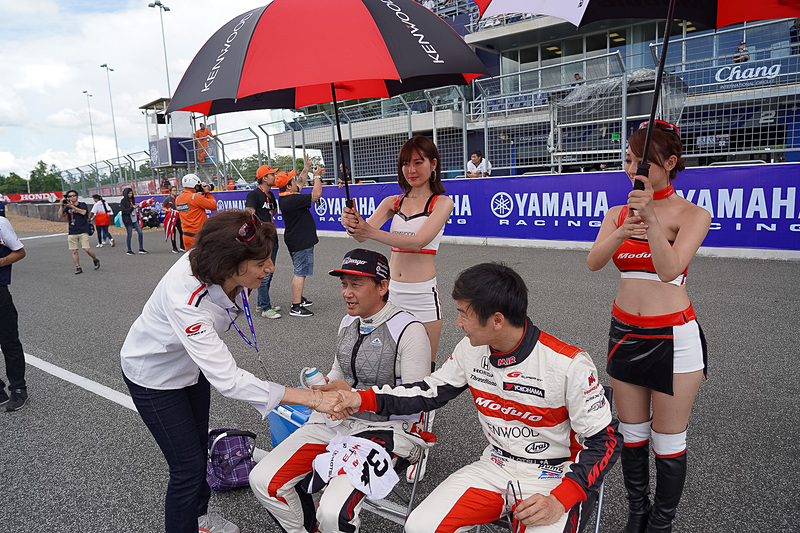 SUPER GTの公式通訳を務めるソニアさんも2人のドライバーを激励