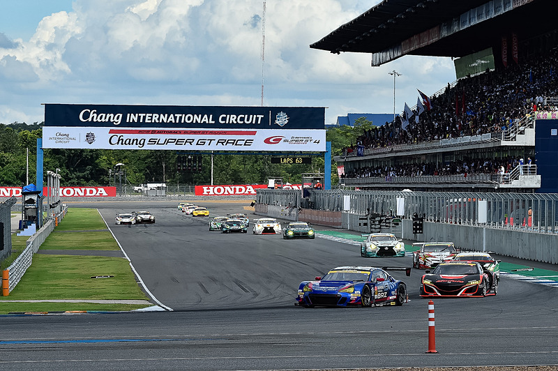 スバルやランボルギーニ、プリウスといった常に上位を走る他のGT300車両と競り合う序盤