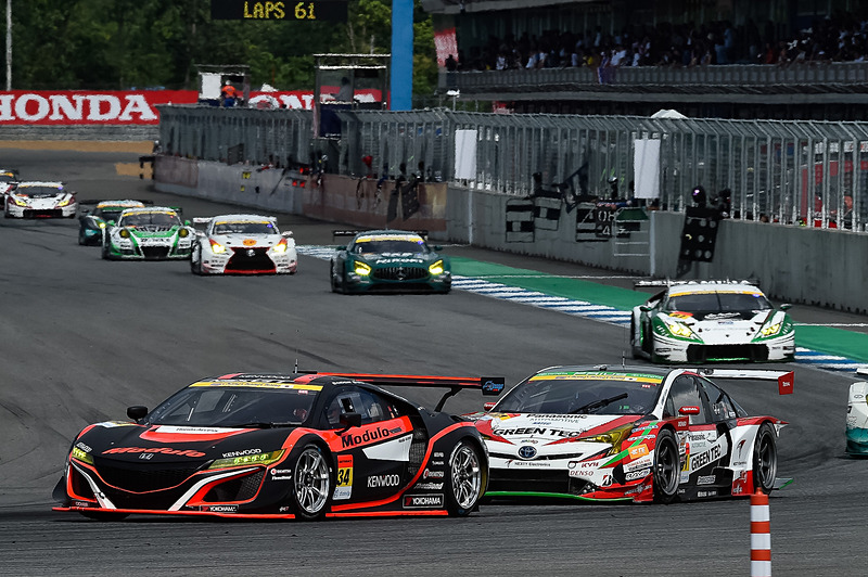 スバルやランボルギーニ、プリウスといった常に上位を走る他のGT300車両と競り合う序盤