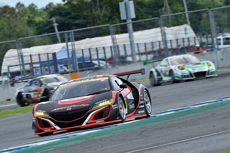 スバルやランボルギーニ、プリウスといった常に上位を走る他のGT300車両と競り合う序盤