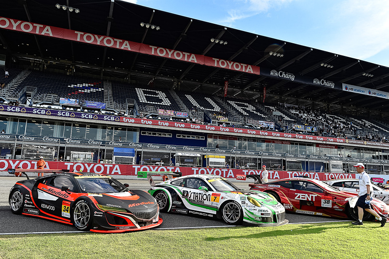 前を走る7号車 D'station Porscheと激闘の末9位でゴールした34号車