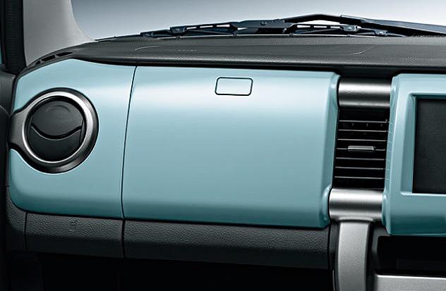 インテリアでは専用色「オフブルー」のインパネや、レザー調とファブリック表皮を組み合わせた専用シートを採用。「ナノイー」搭載フルオートエアコンも搭載