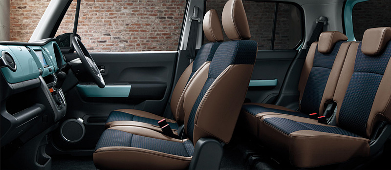 インテリアでは専用色「オフブルー」のインパネや、レザー調とファブリック表皮を組み合わせた専用シートを採用。「ナノイー」搭載フルオートエアコンも搭載