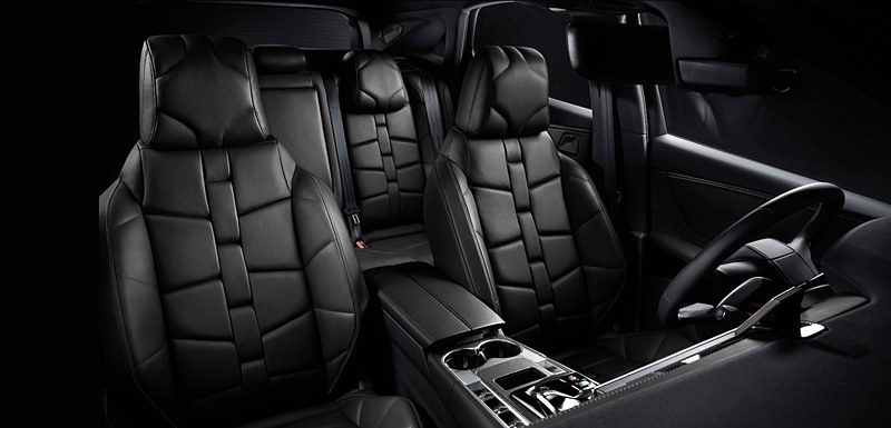 グランシックグレードに設定されるオプションの「オペラ」内装では、歴代DSの最上級グレードに採用されてきたウォッチブレスレットをモチーフとしたパーフォレーテッド加工のナッパレザーシートに加え、アートフィニッシュレザーをダッシュボードに採用