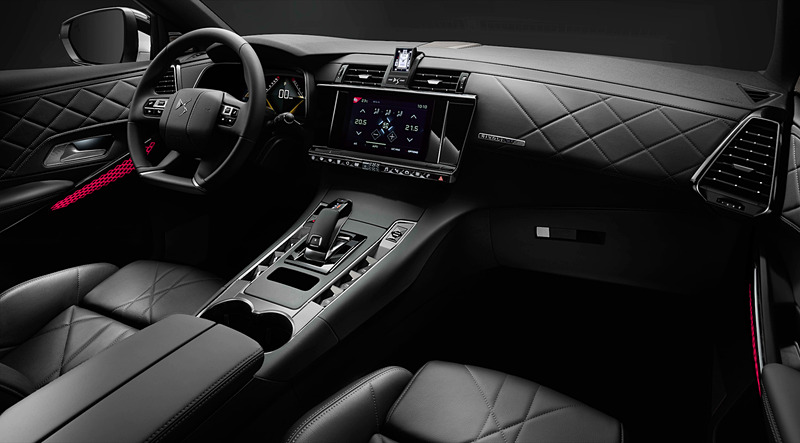 グランシックグレードに設定される「リヴォリ」内装では、シートにブラックレザーを、ダッシュボードやドアトリムには滑らかな質感を持つナッパレザーを採用