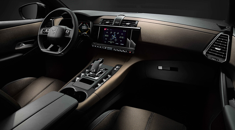 ソーシックグレードに設定される「バスティーユ」内装では、独特なブロンズ色を織り交ぜたファブリックシートに、ブロンズをモチーフとしたテップレザーのダッシュボード＆ドアトリムをコーディネート