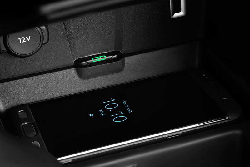 ワイヤレス給電の国際共通規格Qi（チー）によるスマートフォンの充電も可能