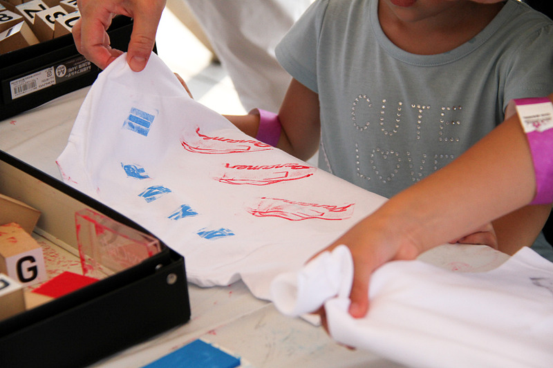 イベント当日はさまざまなワークショップが開かれた。写真のワークショップでは、70thロゴがあしらわれた白いTシャツにカイエンやマカンのシルエットスタンプなどを使ってアレンジTシャツを作ることができた