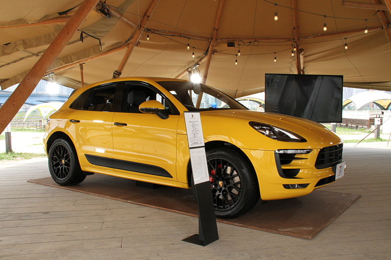 入場口に展示された新型「カイエン」（左）と、会場の中心に展示された「マカン GTS」（中）および伝説のラリーカー「ポルシェ 959」（右）