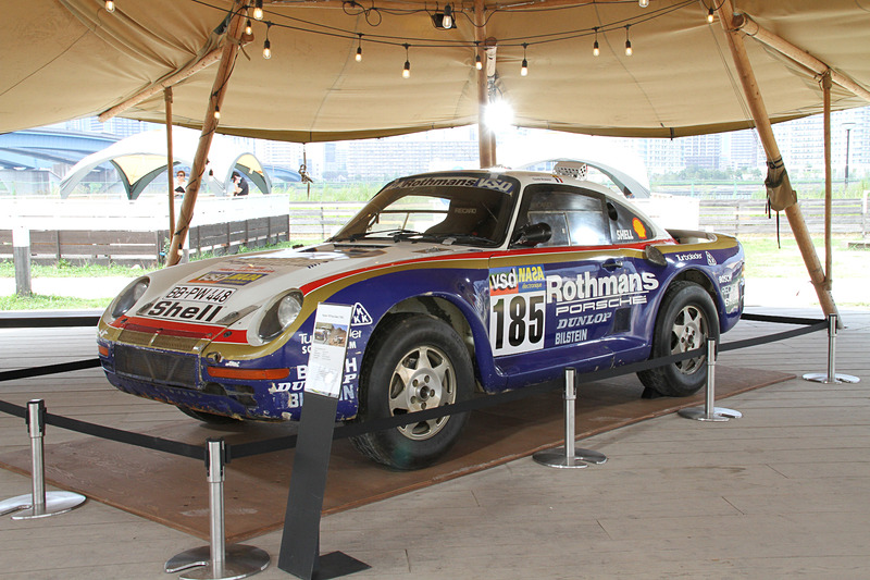 入場口に展示された新型「カイエン」（左）と、会場の中心に展示された「マカン GTS」（中）および伝説のラリーカー「ポルシェ 959」（右）