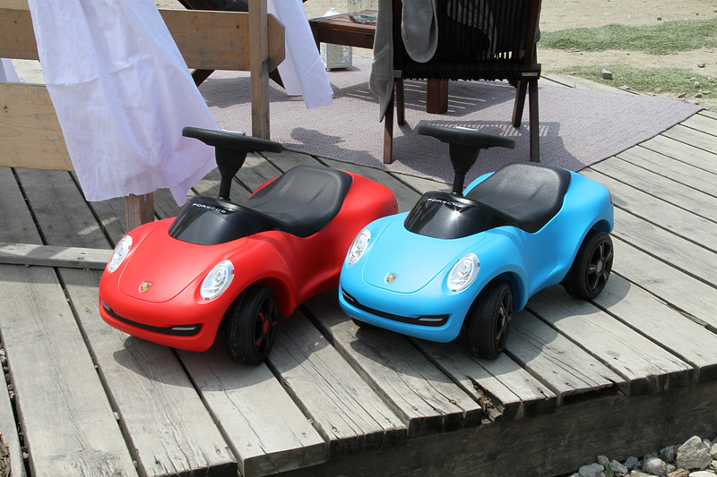 ポルシェオフィシャルのさまざまなアイテム展示も