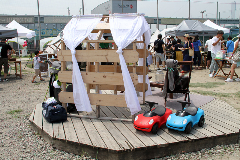 ポルシェオフィシャルのさまざまなアイテム展示も