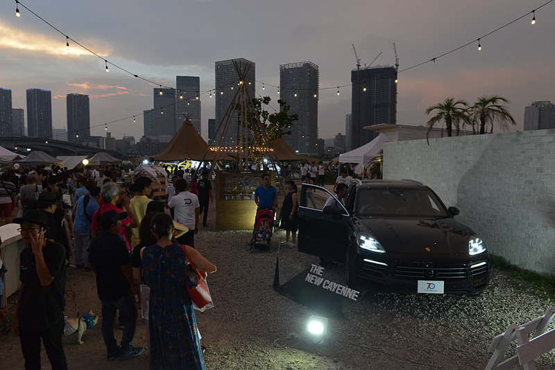 イベントは21時まで開催。来場者は思い思いにポルシェブランドを満喫していた