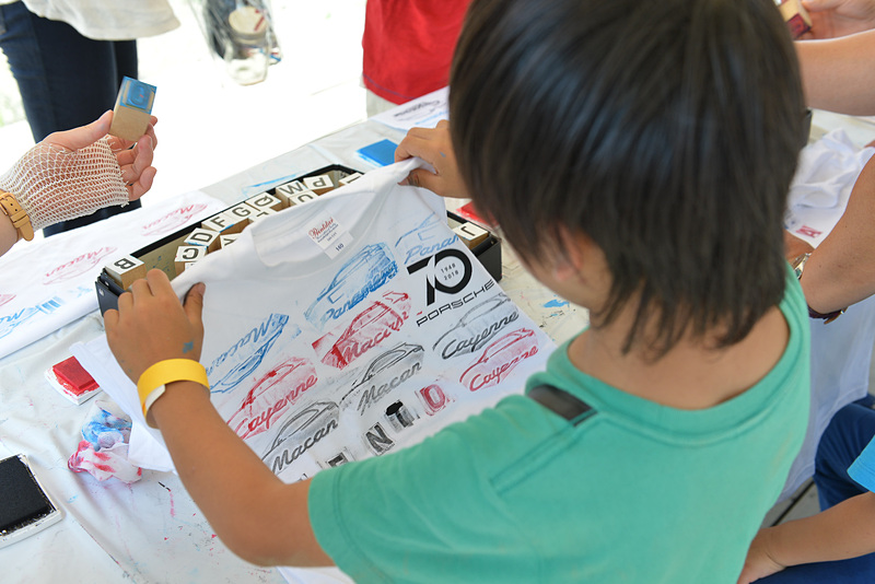 イベント当日はさまざまなワークショップが開かれた。写真のワークショップでは、70thロゴがあしらわれた白いTシャツにカイエンやマカンのシルエットスタンプなどを使ってアレンジTシャツを作ることができた