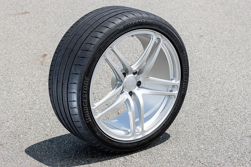 ポテンザ S007A。ハイパワーなプレミアムスポーツ向けのタイヤとして設計されている