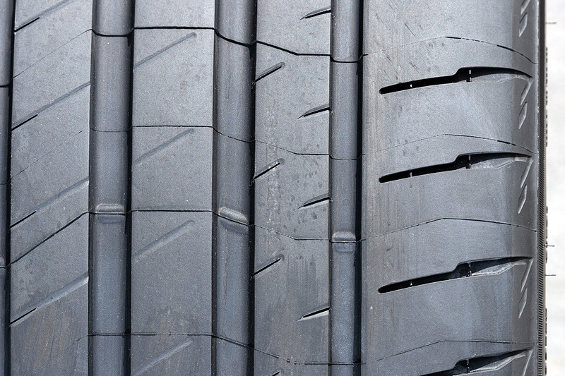 左からアウト側、センター、イン側のトレッドパターン。S001に比べ直線を活かしたデザインとなっており、横溝も減っていることからより高剛性になっていることが分かる