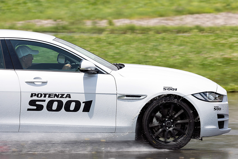 S001とS007Aのウェット路面における比較試乗